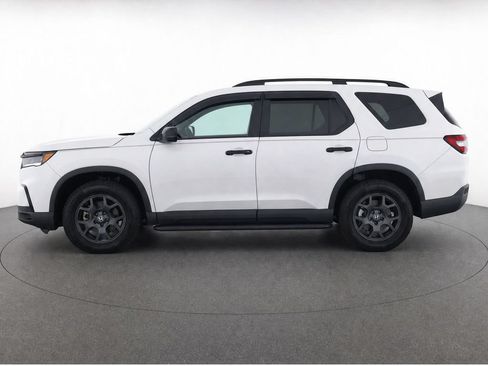 Used 2025 Honda Pilot TrailSport image 3