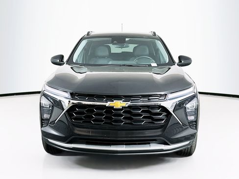 Used 2025 Chevrolet Trax LT FWD image 2