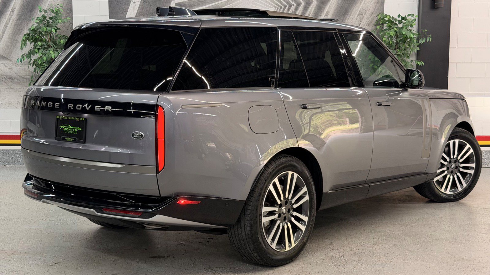 Used 2023 Land Rover Range Rover SE AWD/4WD image 7