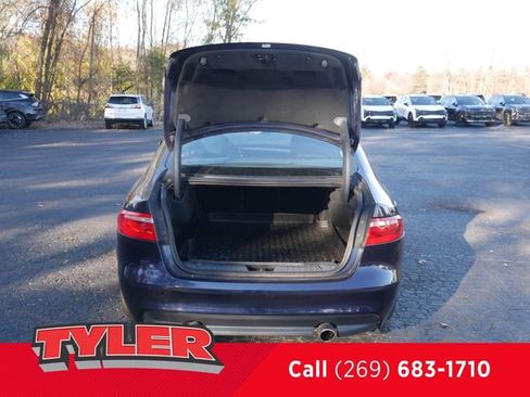 Used 2017 Jaguar XF Premium image 17