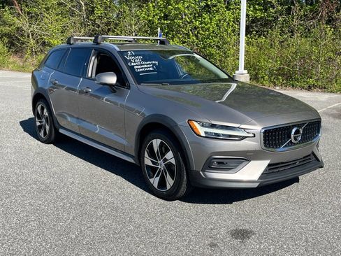 Used 2021 Volvo V60 T5 Cross Country image 2