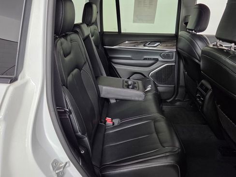 Used 2023 Jeep Grand Cherokee Limited w/ Black Appearance Package image 35