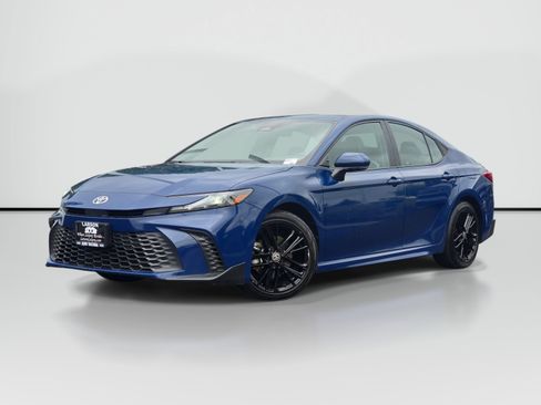 Used 2025 Toyota Camry SE FWD image 1