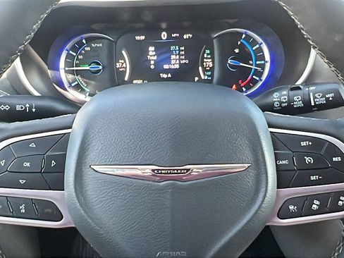 Used 2023 Chrysler Pacifica Touring-L image 33