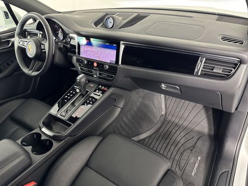 Certified 2025 Porsche Macan image 31