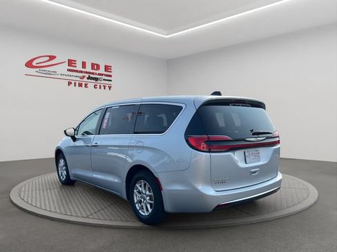 Used 2024 Chrysler Pacifica Touring-L FWD image 7