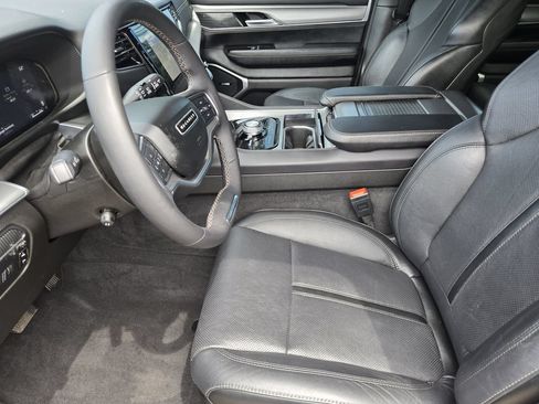Used 2024 Jeep Wagoneer L Series II AWD/4WD image 12
