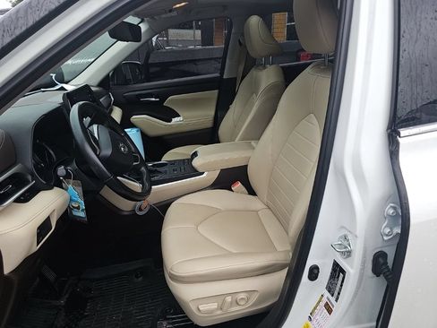 Used 2022 Toyota Highlander XLE AWD/4WD image 7