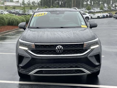 Certified 2024 Volkswagen Taos SE w/ Panoramic Sunroof Package FWD image 2