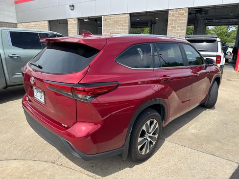 Used 2023 Toyota Highlander XLE FWD image 4