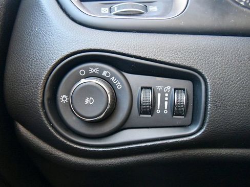 Used 2023 Jeep Renegade Latitude image 39