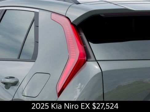 Used 2025 Kia Niro EX FWD image 11