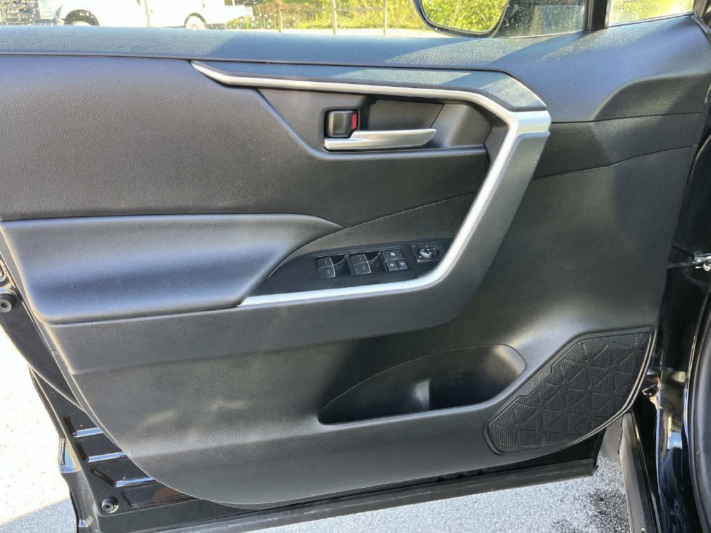 Used 2025 Toyota RAV4 XLE FWD image 25