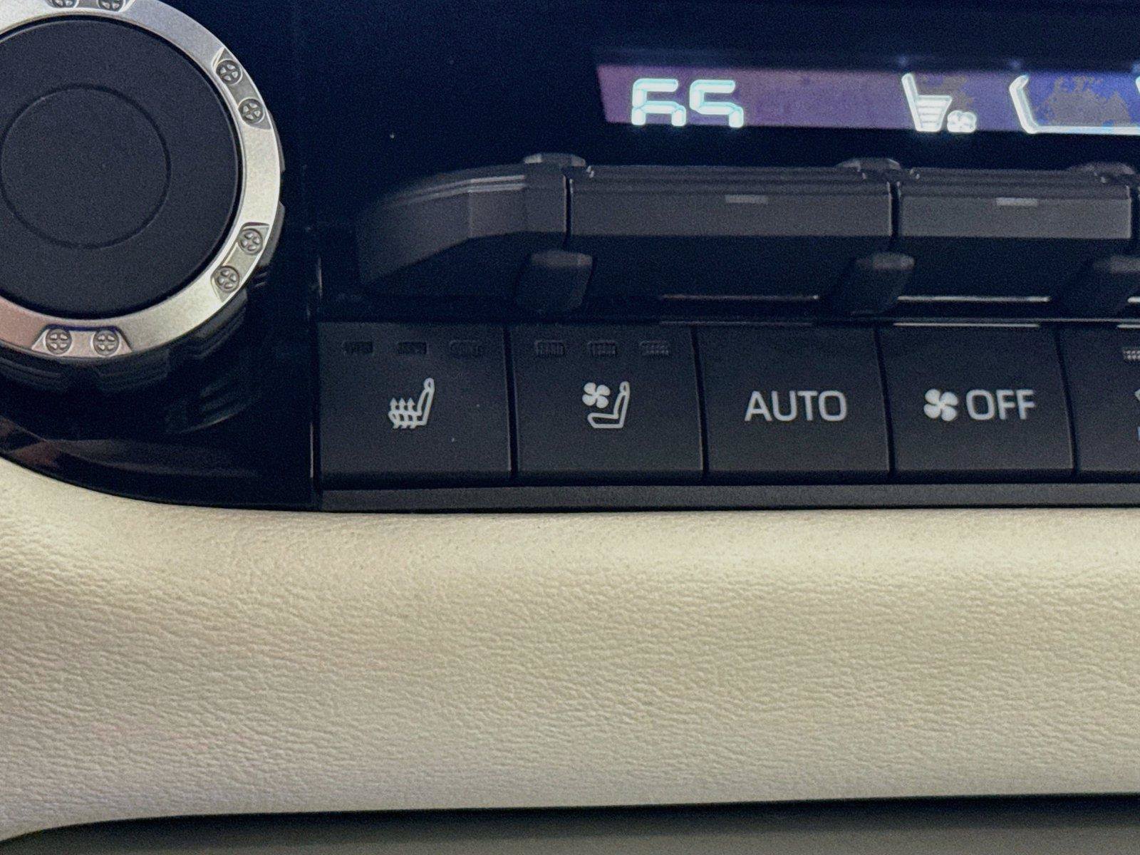 Used 2025 Toyota Sequoia Capstone AWD/4WD image 8