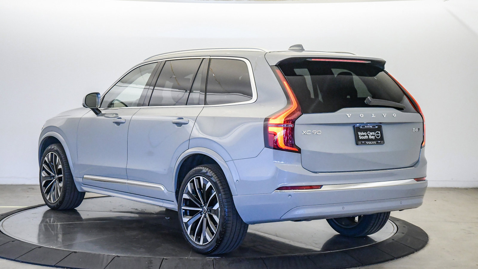 Certified 2026 Volvo XC90 B6 Plus AWD/4WD image 2