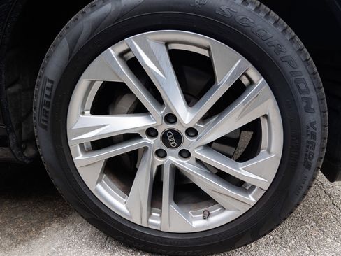 Used 2023 Audi Q7 Premium w/ Convenience Package image 13