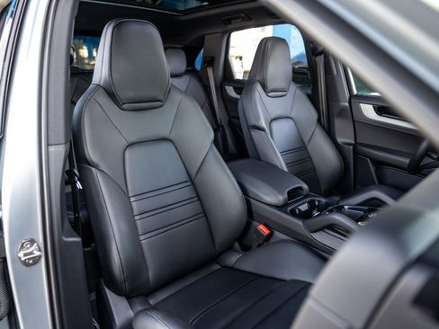 Certified 2025 Porsche Cayenne image 47