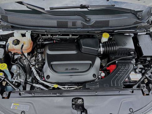 Used 2023 Chrysler Pacifica Touring-L FWD image 31
