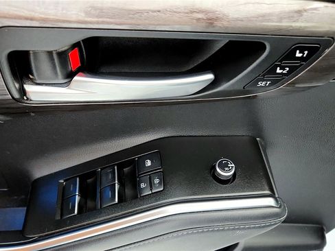 Used 2022 Toyota Highlander Limited image 24