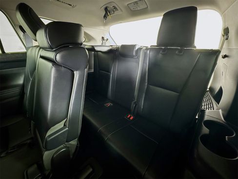 Used 2022 Toyota Highlander XLE image 18