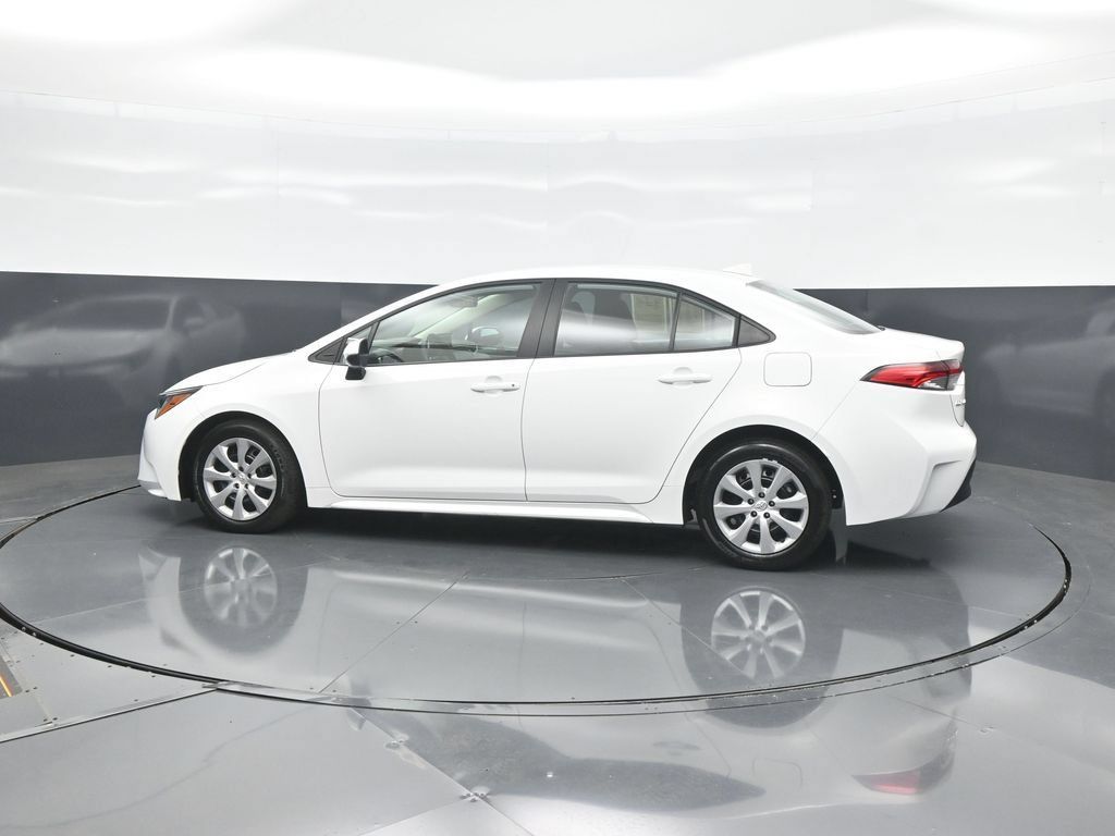 Used 2026 Toyota Corolla LE FWD image 4