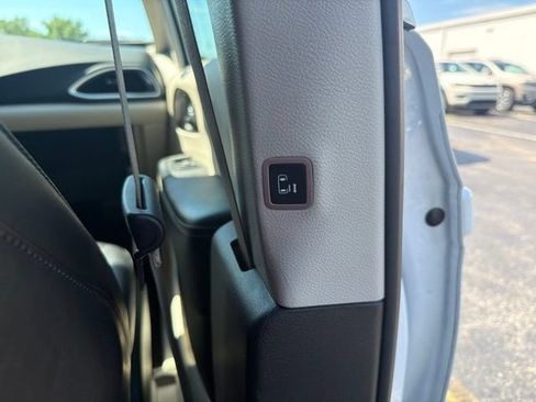 Used 2024 Chrysler Pacifica Touring-L FWD image 18