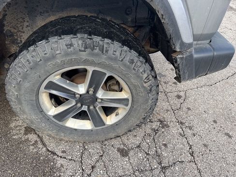 Used 2018 Jeep Wrangler Unlimited Sahara AWD/4WD image 28