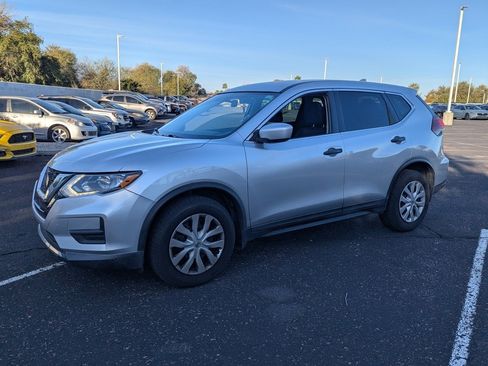 Used 2018 Nissan Rogue S image 2