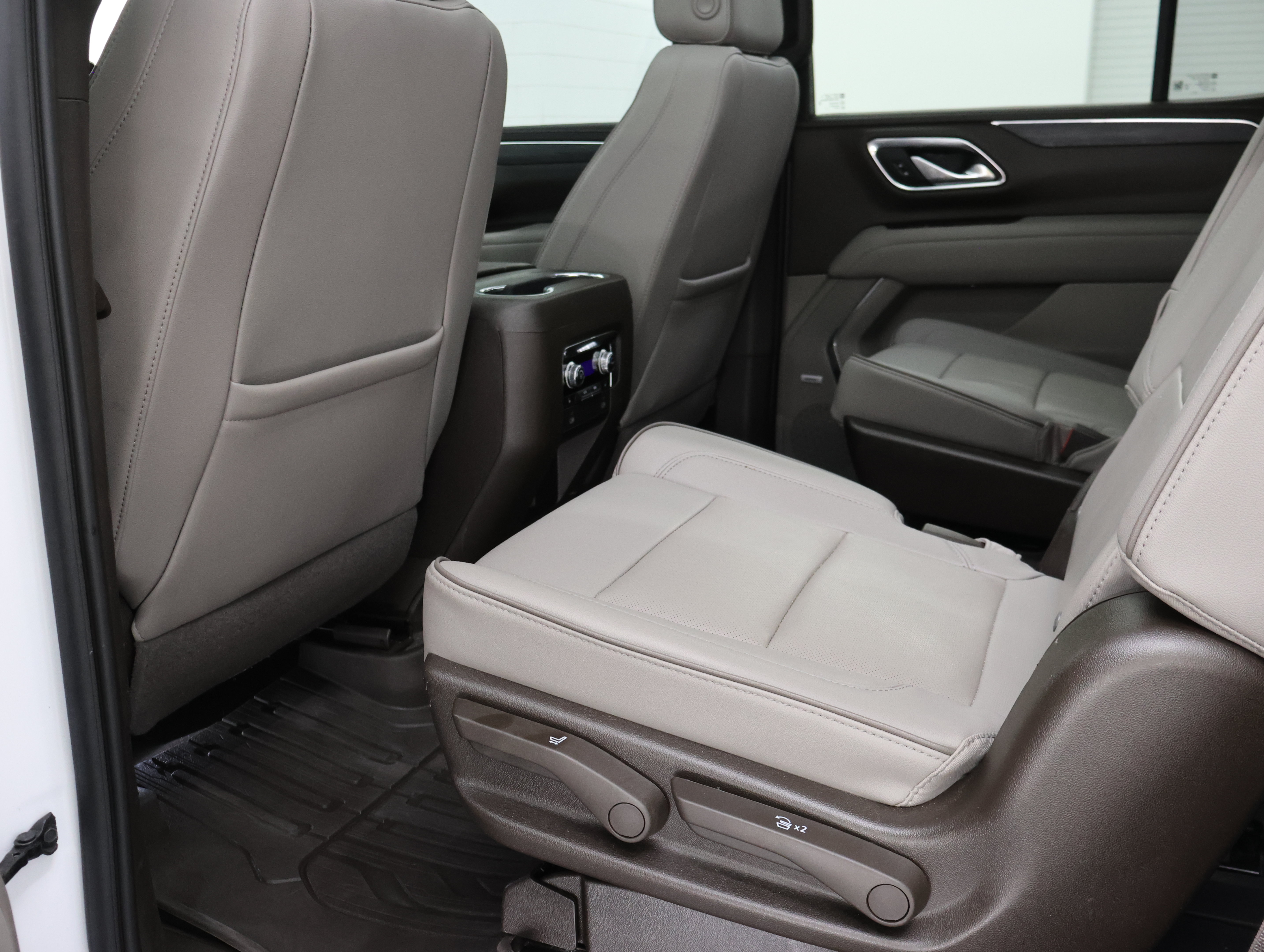Used 2023 GMC Yukon SLT AWD/4WD image 43