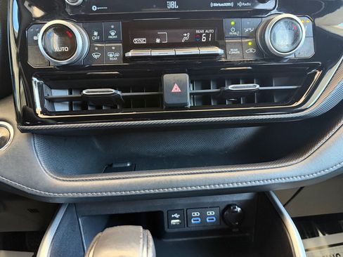 Used 2022 Toyota Highlander XSE FWD image 14