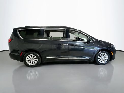 Used 2017 Chrysler Pacifica Touring-L FWD image 9