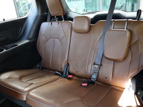 Used 2019 Chrysler Pacifica Limited w/ Advanced Safetytec Group FWD image 34