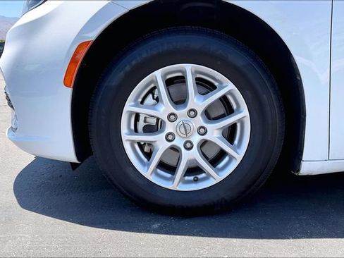 Used 2023 Chrysler Pacifica Touring-L FWD image 8
