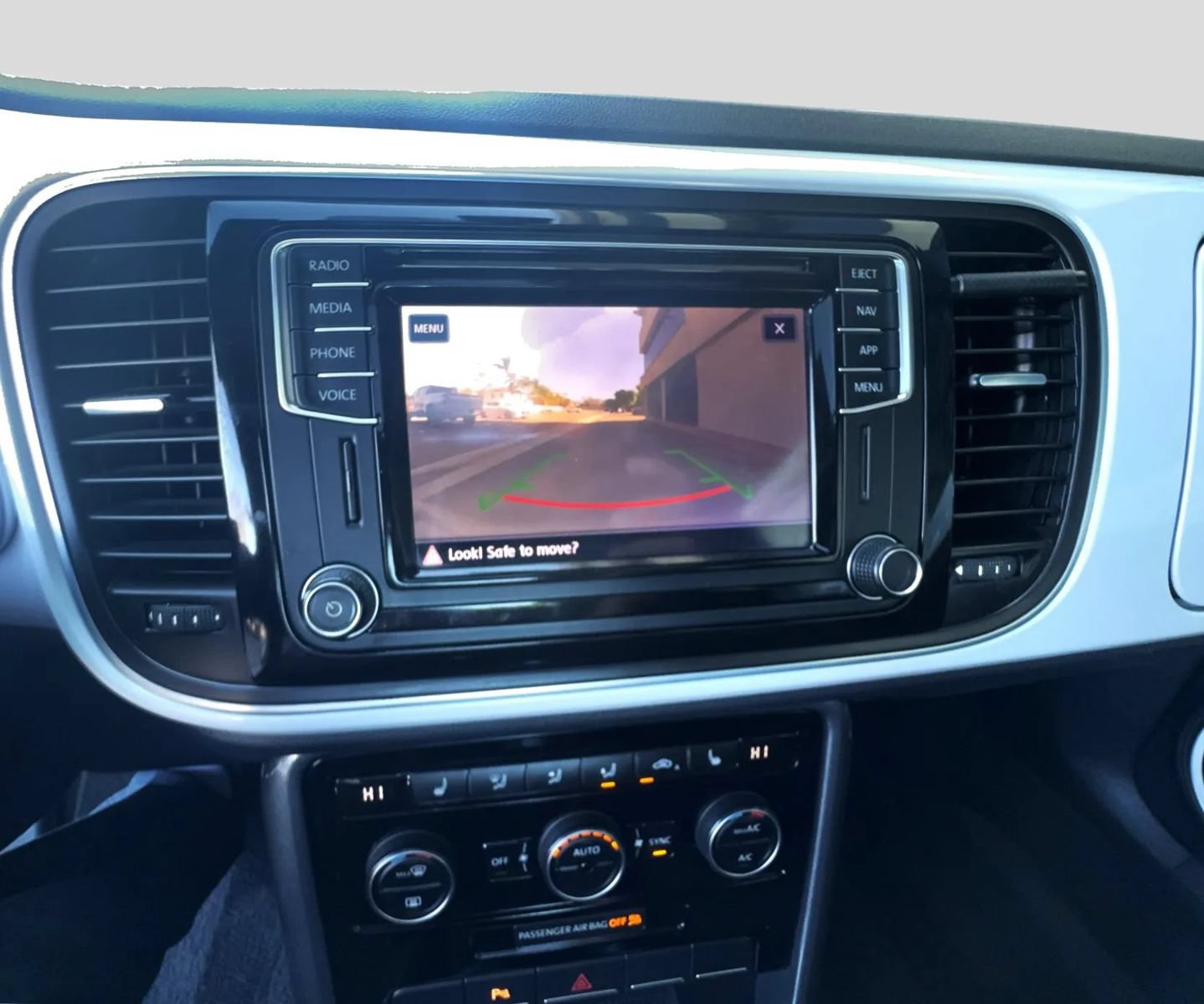 Used 2018 Volkswagen Beetle 2.0T SE w/ SE Premium Package FWD image 21