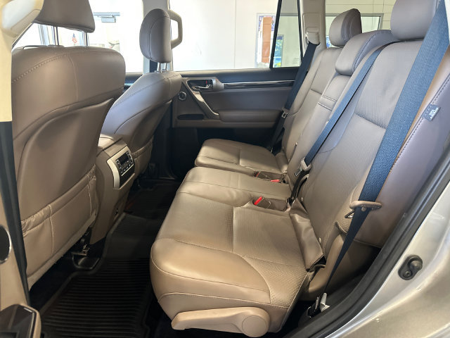 Used 2021 Lexus GX 460 Luxury w/ Accessory Package AWD/4WD image 27