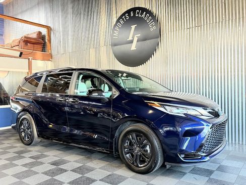 Used 2024 Toyota Sienna XSE AWD/4WD image 2