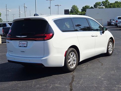 Used 2024 Chrysler Pacifica Touring-L image 3