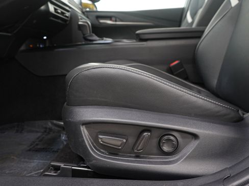 Used 2025 Toyota Camry SE w/ Convenience Package image 19