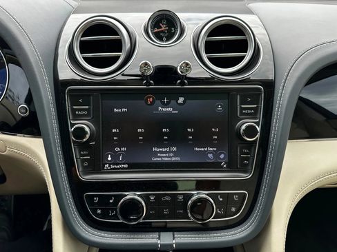 Used 2017 Bentley Bentayga image 40
