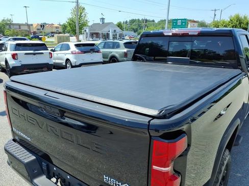 Used 2024 Chevrolet Silverado 2500 High Country w/ Technology Package AWD/4WD image 12
