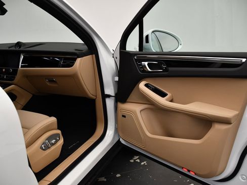 Used 2025 Porsche Macan image 43