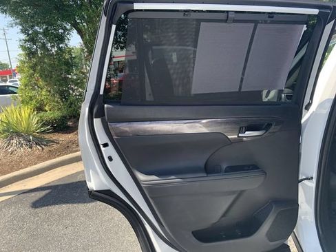 Used 2025 Toyota Highlander Limited AWD/4WD image 15