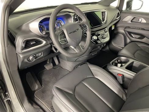 New 2026 Chrysler Pacifica Select image 2