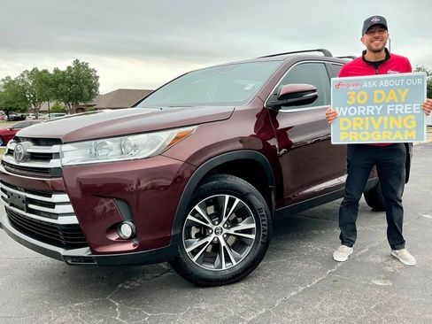 Used 2019 Toyota Highlander Plus w/ Carpet Mat Package (TMS) FWD image 1