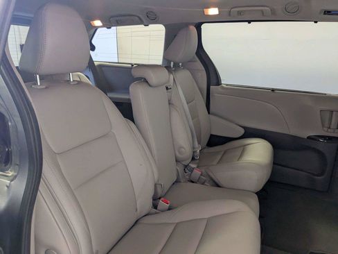 Used 2020 Toyota Sienna XLE w/ XLE Navigation Package FWD image 32