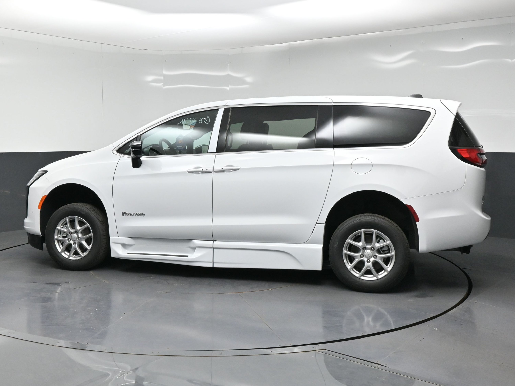 Used 2027 Chrysler Pacifica Select FWD image 4