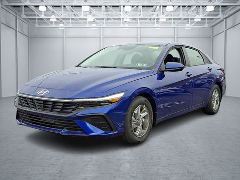 Certified 2025 Hyundai Elantra SE image 3