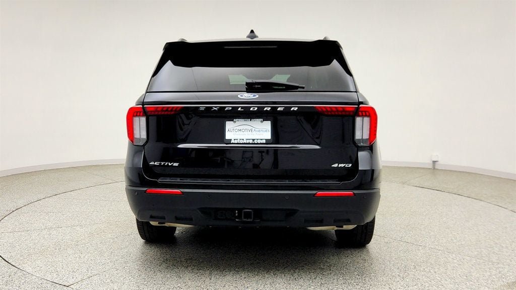 Used 2025 Ford Explorer Active AWD/4WD image 6