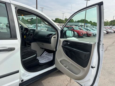 Used 2014 Dodge Grand Caravan American Value Package FWD image 9