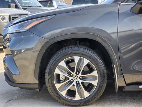 Used 2022 Toyota Highlander XLE image 5